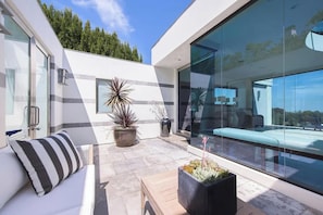 Casa de lujo, varias camas, acceso a la alberca, vista a la montaña (Beverly Crest) | Terraza o patio
