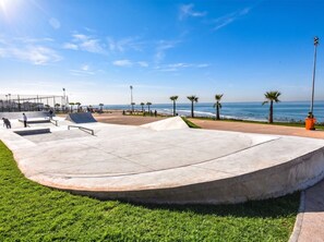 Un parco di skate con rampe e vista sulla spiaggia.