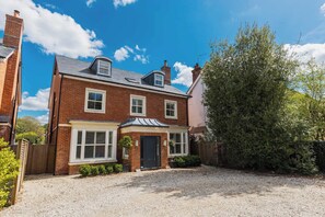 Exterior - Large 6BR House near Goodwood, Garden & Parking (Chichester)