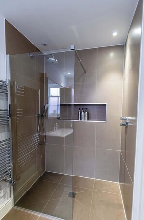 Shower, hair dryer, towels - Large 6BR House near Goodwood, Garden & Parking (Chichester)
