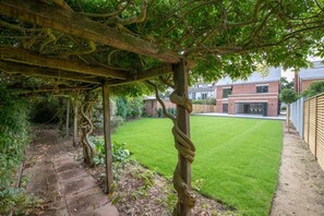 Property grounds - Large 6BR House near Goodwood, Garden & Parking (Chichester)