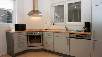 Wasserkocher mit Kaffee-/Teezubehör, Kühlschrank, Mikrowelle, Ofen