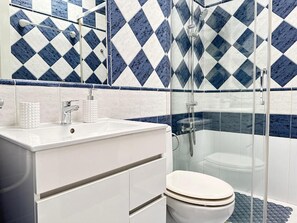 Een douche, een haardroger, handdoeken, zeep