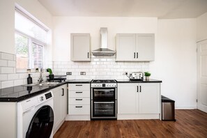 Room - Modern 4-bed Free Parking Work Leisure Stays (Manchester)