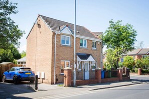 House - Comfy 3-bed City Home Parking Near Deansgate (Manchester)