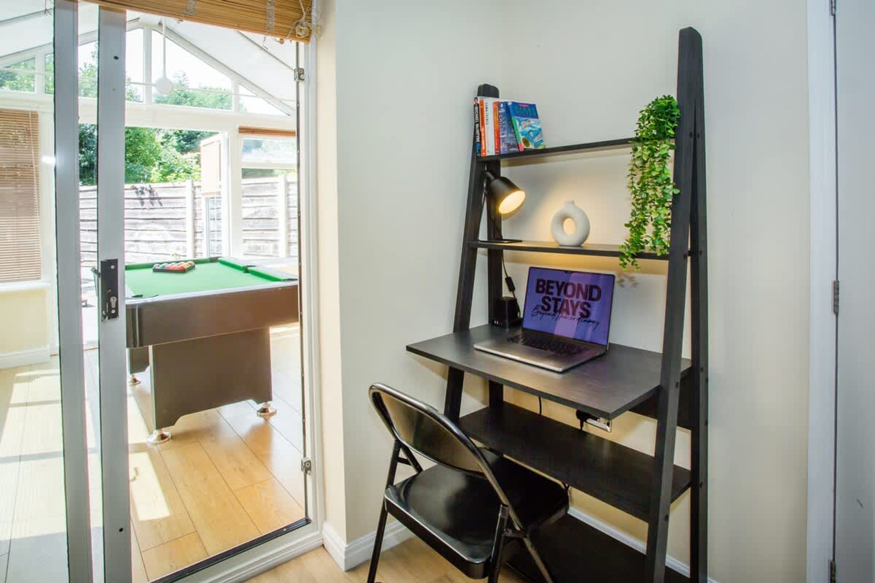 House | 3 bedrooms, desk