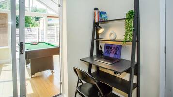 House | 3 bedrooms, desk