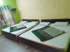 Roupas de cama antialérgicas, escrivaninha, quartos à prova de som