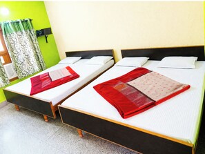 Roupas de cama antialérgicas, escrivaninha, quartos à prova de som