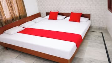 Hypo-allergenic bedding, desk, soundproofing, free WiFi