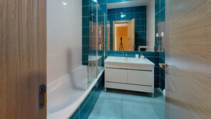 Regadera, secadora de cabello, bidet, toallas 