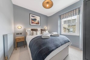 3 bedrooms, iron/ironing board, WiFi, bed sheets - Charming Cottage Retreat | Walk to Lake Windermere (Bowness-on-Windermere)