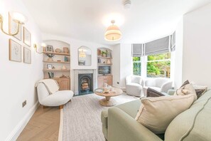 TV - Charming Cottage Retreat | Walk to Lake Windermere (Bowness-on-Windermere)