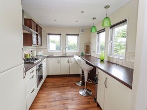 Dishwasher, cookware/dishes/utensils - Honeysuckle Lodge (Abergele)
