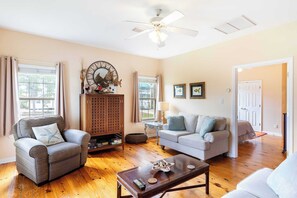 Smart TV - Modern 3BR Condo Near Beach and Music Venues (Gulf Shores)