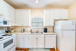 Fridge, microwave, oven, stovetop - Modern 3BR Condo Near Beach and Music Venues (Gulf Shores)