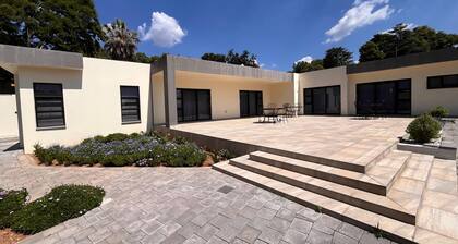 Braham Lodge & Suites 'The Metaphor'
The Deck- Charming 3 bedroom