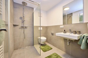 Signature Apartment, 1 Queen Bed, Kitchen, Garden View | Bathroom - Starnberger See Apartments (Starnberg)