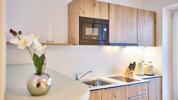 Signature Studio, 1 Queen Bed, Kitchen, Resort View | Private kitchen