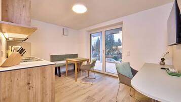 Signature Apartment, 1 Queen Bed, Kitchen, Garden View | Interior