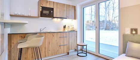 Studio Signature, 1 grand lit, cuisine, vue établissement | Coffres-forts dans les chambres, bureau
