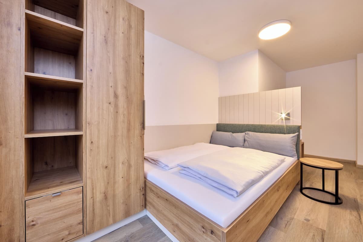 Signature-huoneisto, 1 keskisuuri parisänky, keittiö, näköala puutarhaan