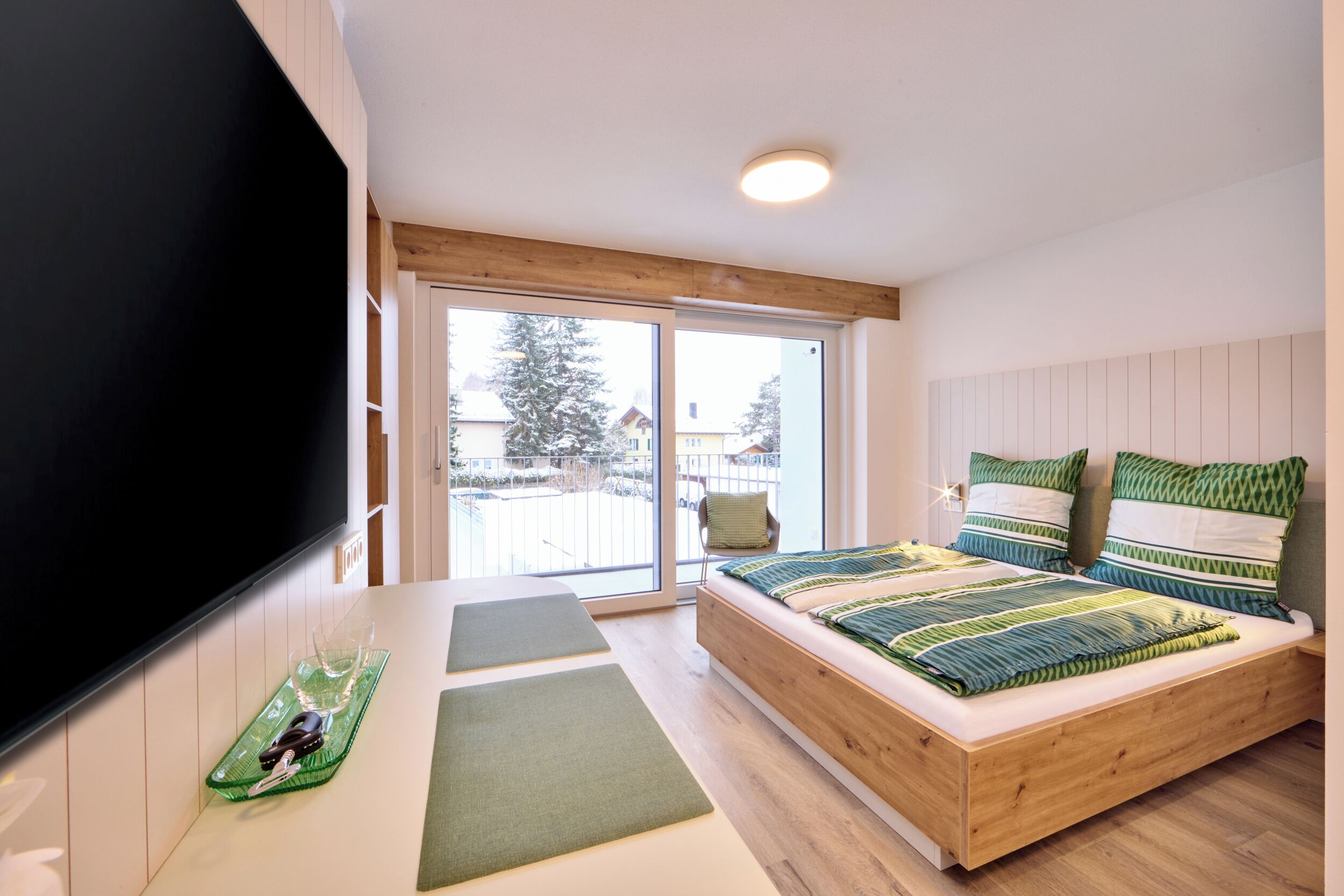 Signature-Doppelzimmer, 1 Queen-Bett, eigenes Bad, Blick auf die Anlage | Zimmersafe, Schreibtisch, laptopgeeigneter Arbeitsplatz