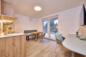 Signature Apartment, 1 Queen Bed, Kitchen, Garden View | Private kitchen - Starnberger See Apartments (Starnberg)