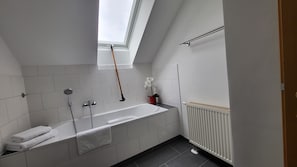 Douche, sèche-cheveux, serviettes fournies