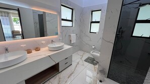 Shower, bidet, towels, soap - Braham Lodge 'The Metaphor' 9 Bedroom luxury villa, located in Sandton. (Sandton)