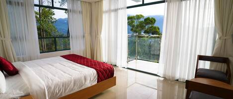 Ropa de cama de alta calidad, escritorio y cortinas blackout