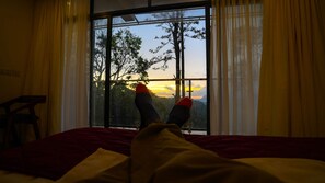 ห้องจูเนียร์สวีท, วิวภูเขา | เครื่องนอนระดับพรีเมียม, โต๊ะทำงาน, ผ้าม่าน กันแสง, เตารีด/โต๊ะรีดผ้า