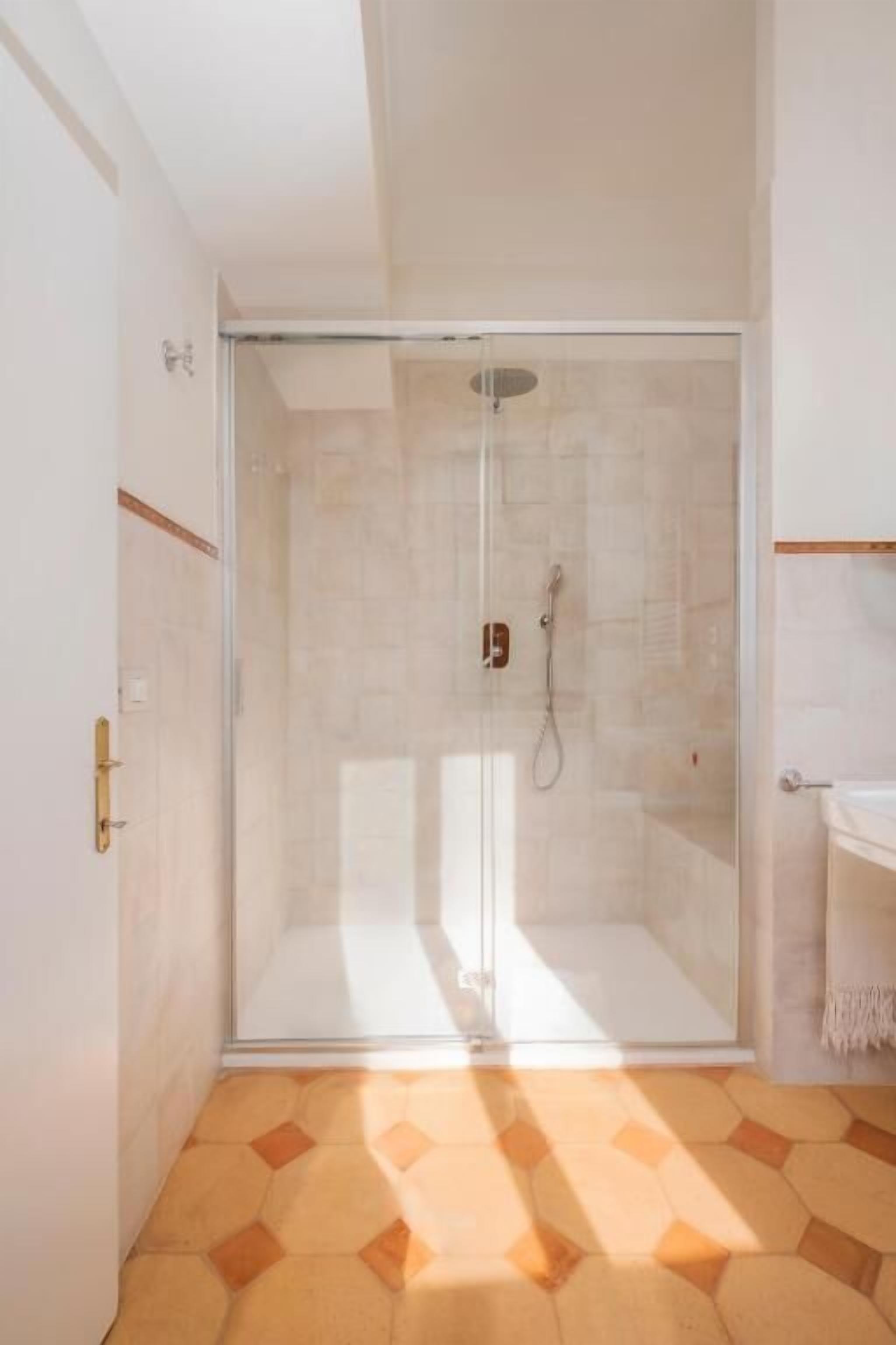 Kostenlose Toilettenartikel, Haartrockner, Hausschuhe, Handtücher
