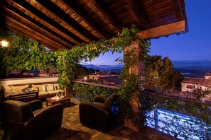 Property grounds - Family Villa near Málaga with Heated Pool, Sleeps 12 (Pinos de Alhaurín)