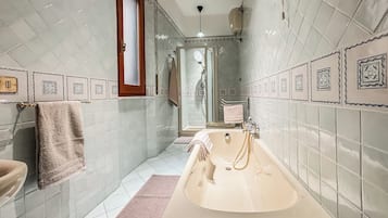 Apartamento, sacada | Banheiro