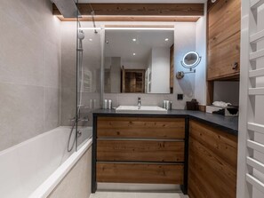 Bathroom - Renovated apartment, 4 pers, ski-in/ski-out, balcony, parking (Courchevel)
