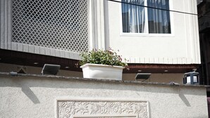 Une enseigne d’hôtel portant le nom « HOTEL DIWAKAR NIWAS » et une plaque placée en dessous.