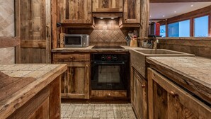 Coffee/tea maker, fridge, microwave, stovetop - Courchevel 1850 - 65m² Apt - 4 Guests - Ski-in/Ski-out - Center (Courchevel)