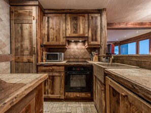 Wasserkocher mit Kaffee-/Teezubehör, Kühlschrank, Mikrowelle, Herdplatte