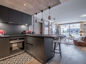 Fridge, microwave, stovetop, dishwasher - Central Courchevel 1550 apartment, 6/7 people, Wi-Fi, parking, spa access (Courchevel 1550)