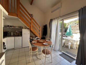 Dining - Pavilion with parking - 6 guests, Narbonne Beach (Narbonne)
