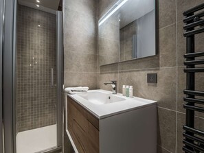 Bathroom - Cozy 51m² Apt, Sleeps 4 - Central Courchevel, Near Slopes, Fireplace, Balcony, Spa Access (Courchevel 1550)