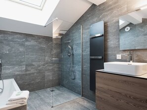 Bathroom - Charming 94m² Duplex in Courchevel Village - Ski-in/Ski-out, Sleeps 6 (Courchevel 1550)