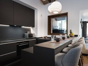 Private kitchen - Charming 94m² Duplex in Courchevel Village - Ski-in/Ski-out, Sleeps 6 (Courchevel 1550)