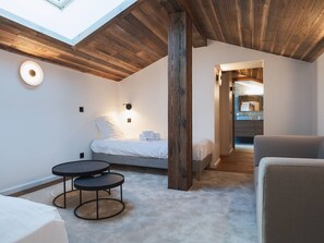 Room - Charming 94m² Duplex in Courchevel Village - Ski-in/Ski-out, Sleeps 6 (Courchevel 1550)