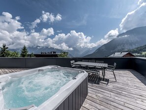 Outdoor dining - Stunning apartment for 6 next to the slopes with SPA and Parking in Courchevel 1550 (Courchevel 1550)