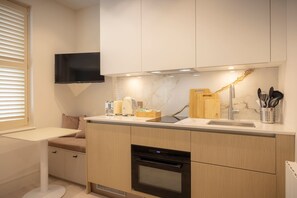 Fridge, microwave, oven, stovetop - Deluxe Studio 13 at The Orange Door (Greater London)