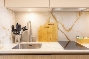 Frigorífico, microondas, horno y placa de cocina