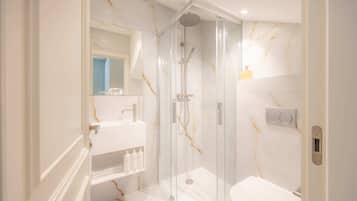 Shower, hair dryer, towels, shampoo