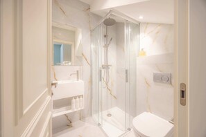 Shower, hair dryer, towels, shampoo - Premium Studio 5 at The Orange Door Little Venice (Greater London)